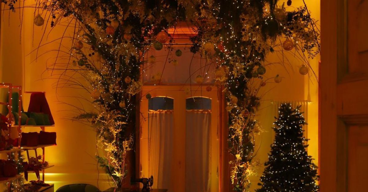 Albero di Natale decorato con sfere di vetro soffiato artigianali, tendenze 2025