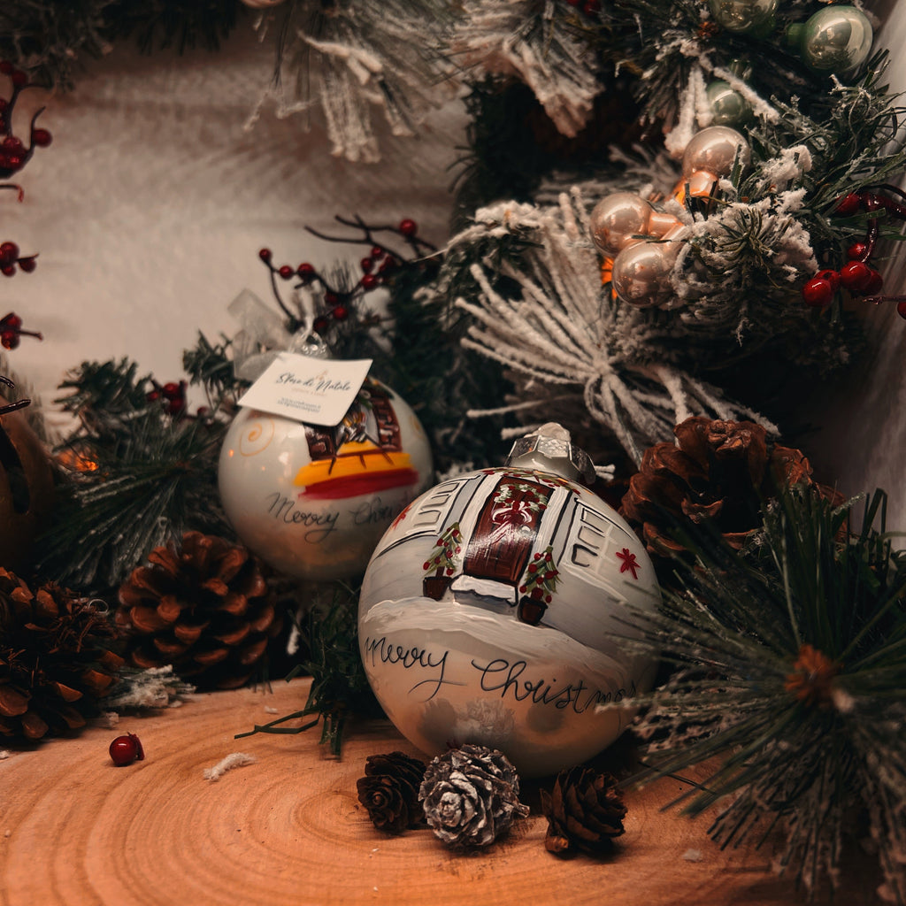 KIT 4 Sfere di Natale in Vetro Personalizzate Soggetti Albero, Porta, Furgoncino, Camino Dipinta a Mano 8cm Ø