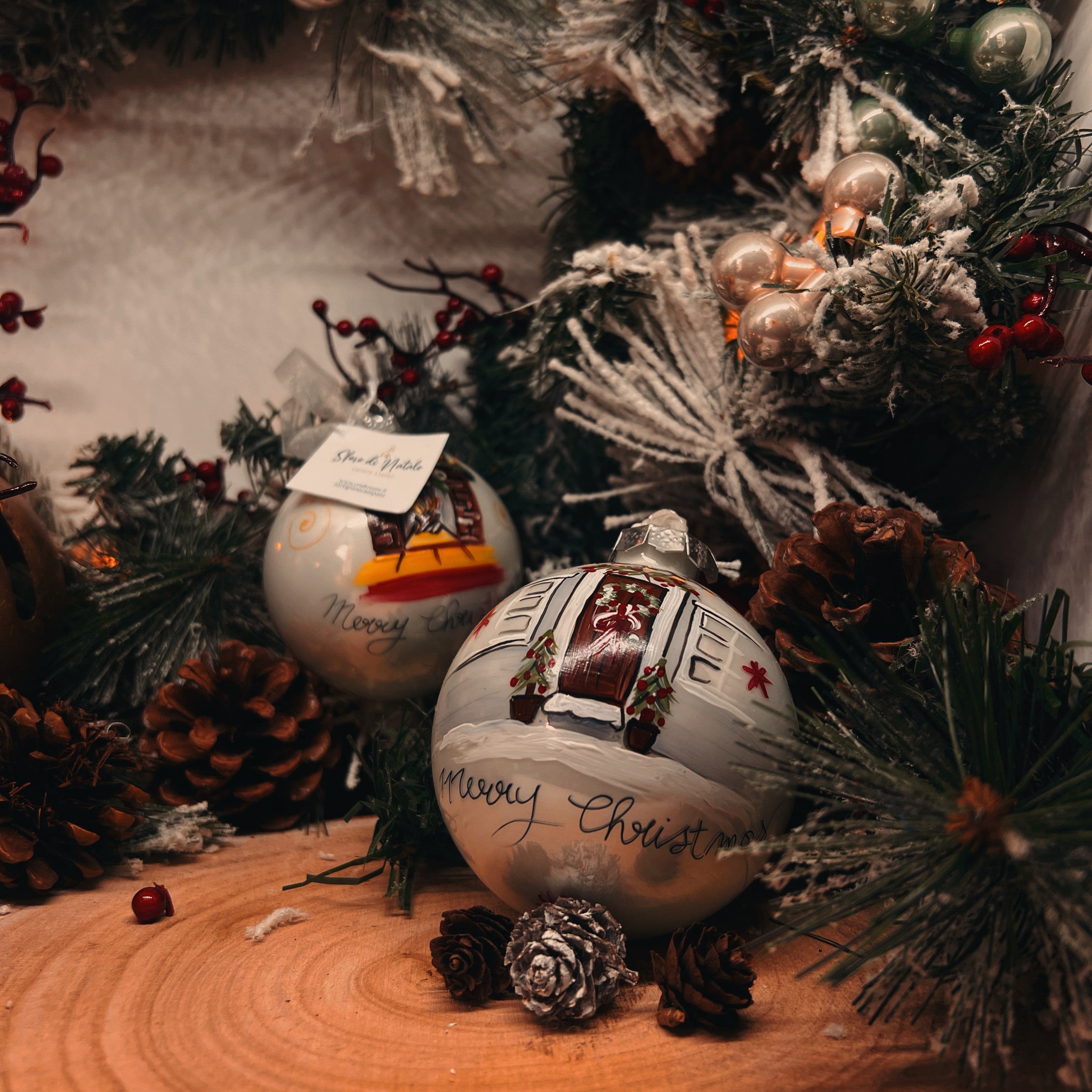 KIT 4 Sfere di Natale in Vetro Personalizzate Soggetti Albero, Porta, Furgoncino, Camino Dipinta a Mano 8cm Ø