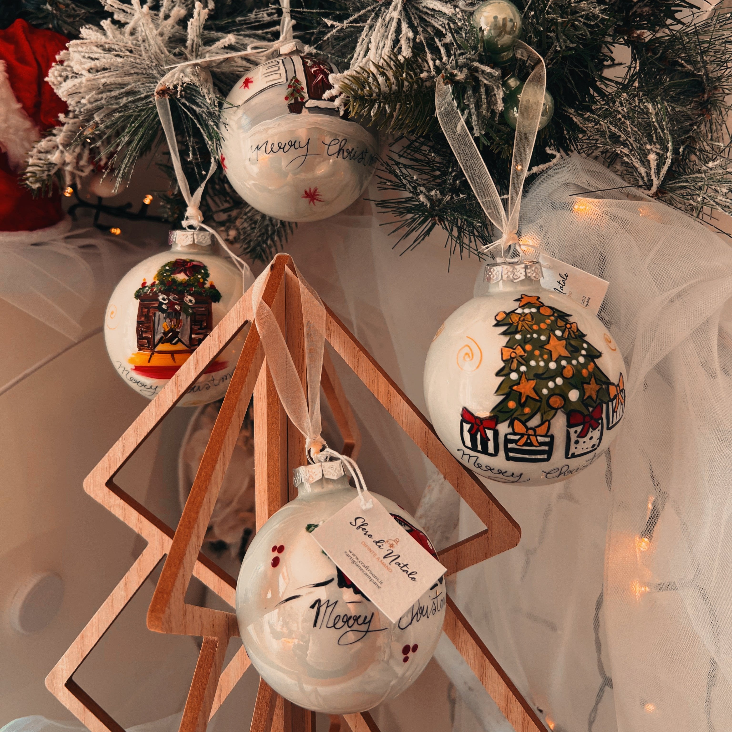 KIT 4 Sfere di Natale in Vetro Personalizzate Soggetti Albero, Porta, Furgoncino, Camino Dipinta a Mano 8cm Ø