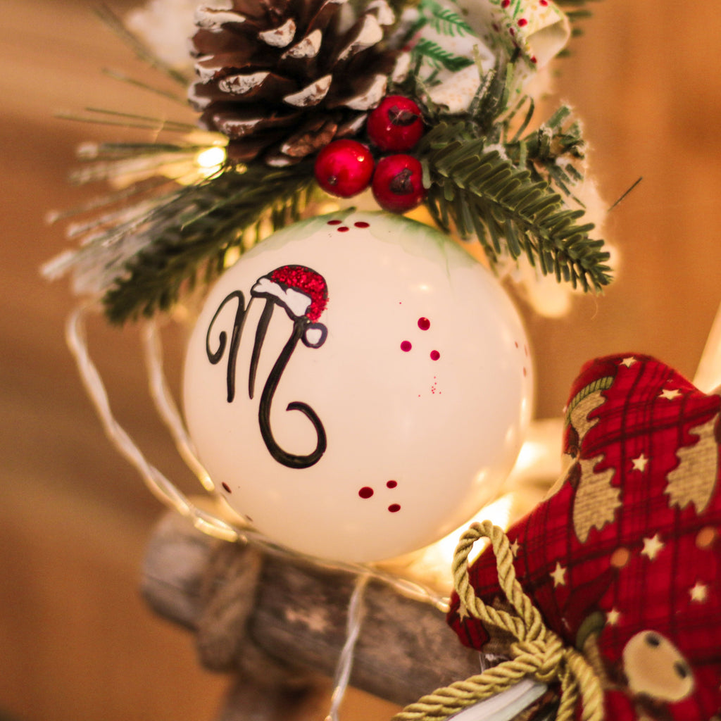 Sfera di Natale in Vetro con Lettera con Cappello di Babbo Natale Dipinta A Mano
