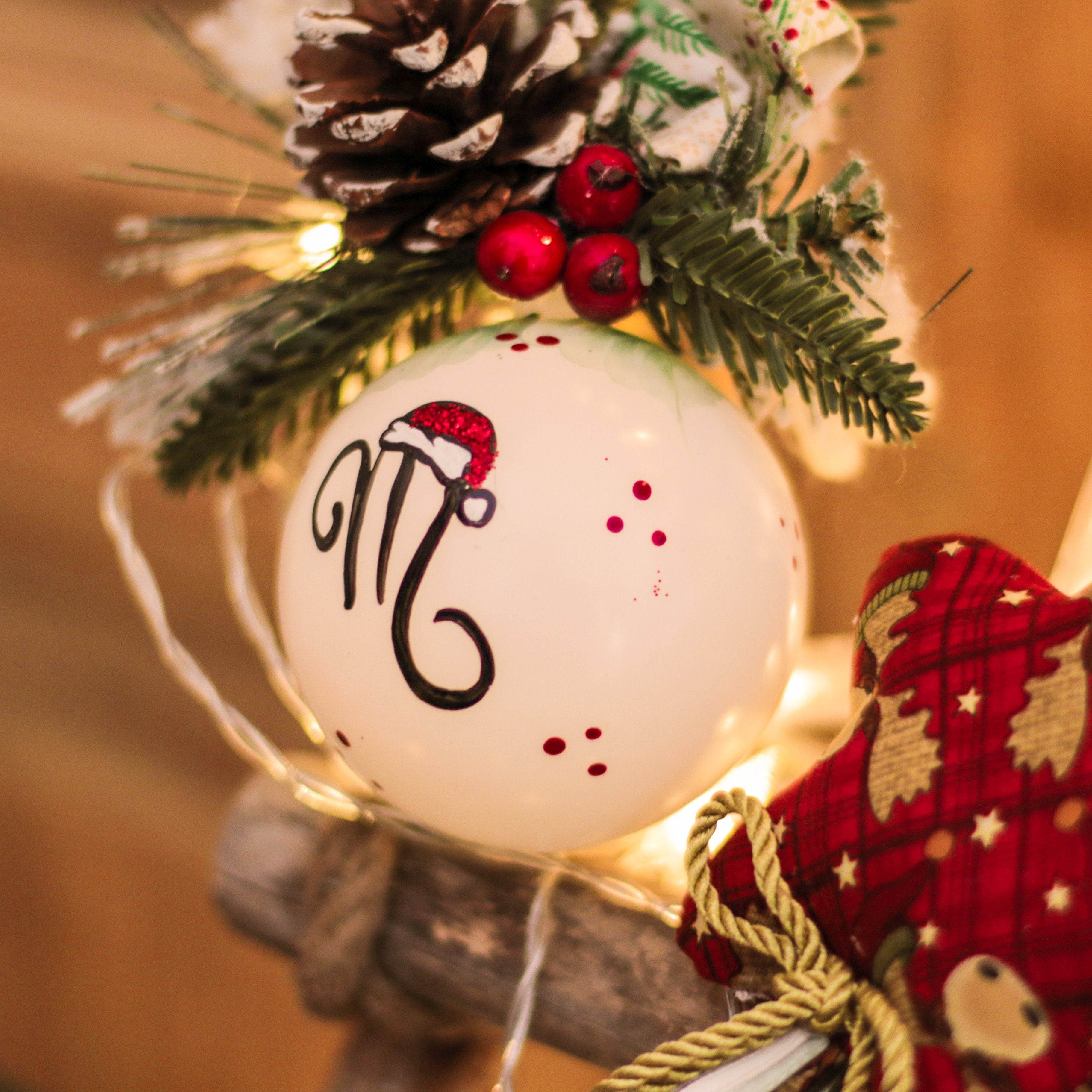 Sfera di Natale in Vetro con Lettera con Cappello di Babbo Natale Dipinta A Mano