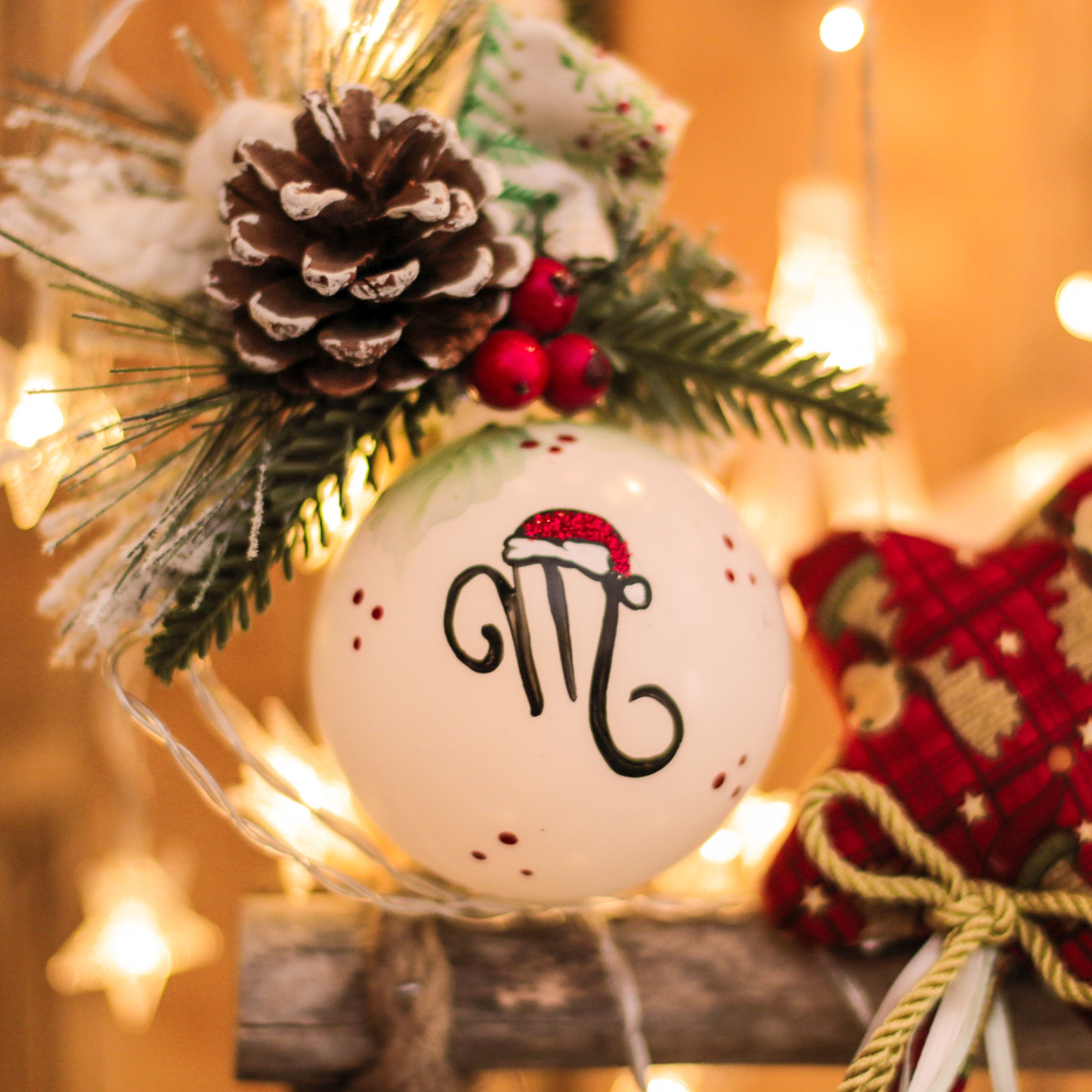 Sfera di Natale in Vetro con Lettera con Cappello di Babbo Natale Dipinta A Mano