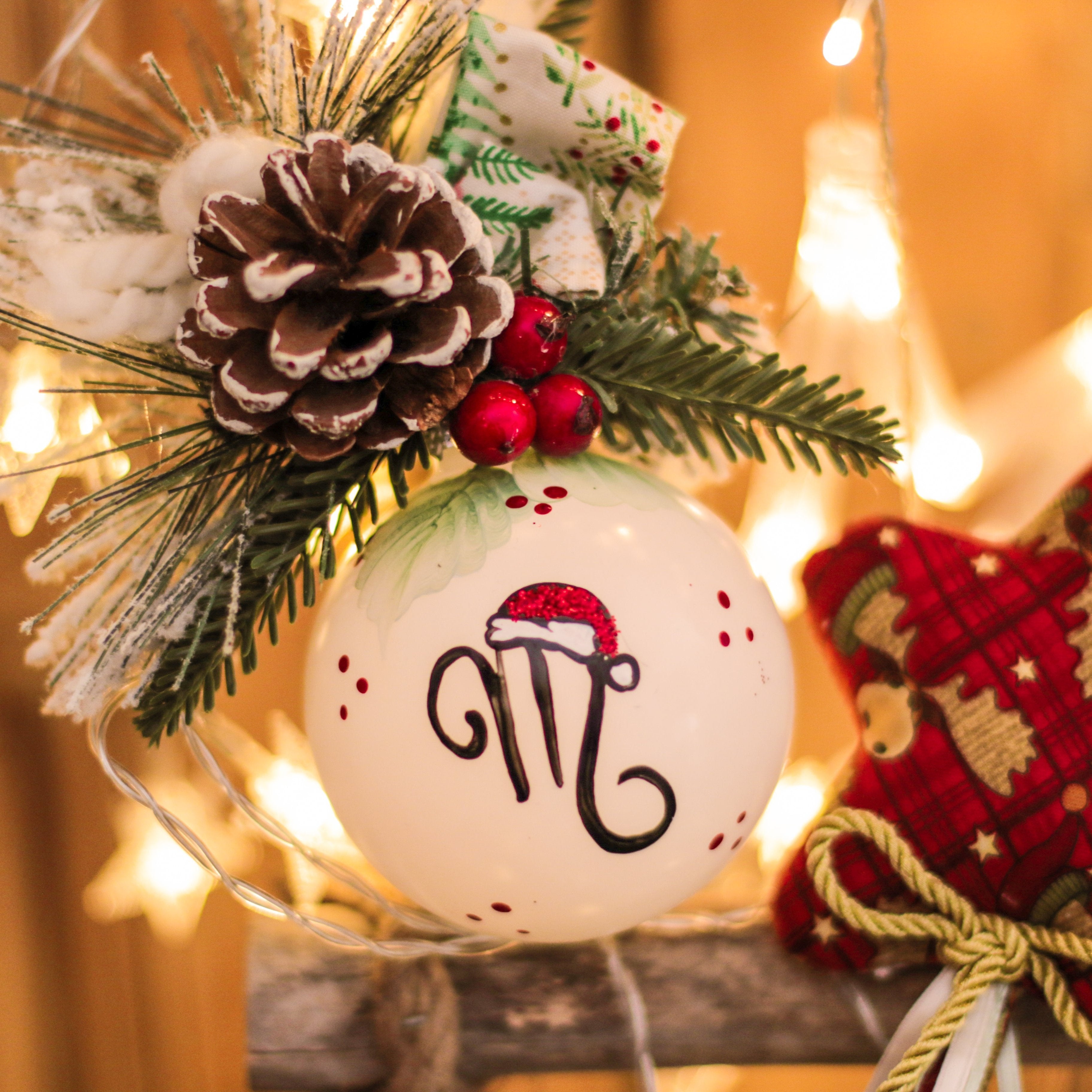 Sfera di Natale in Vetro con Lettera con Cappello di Babbo Natale Dipinta A Mano