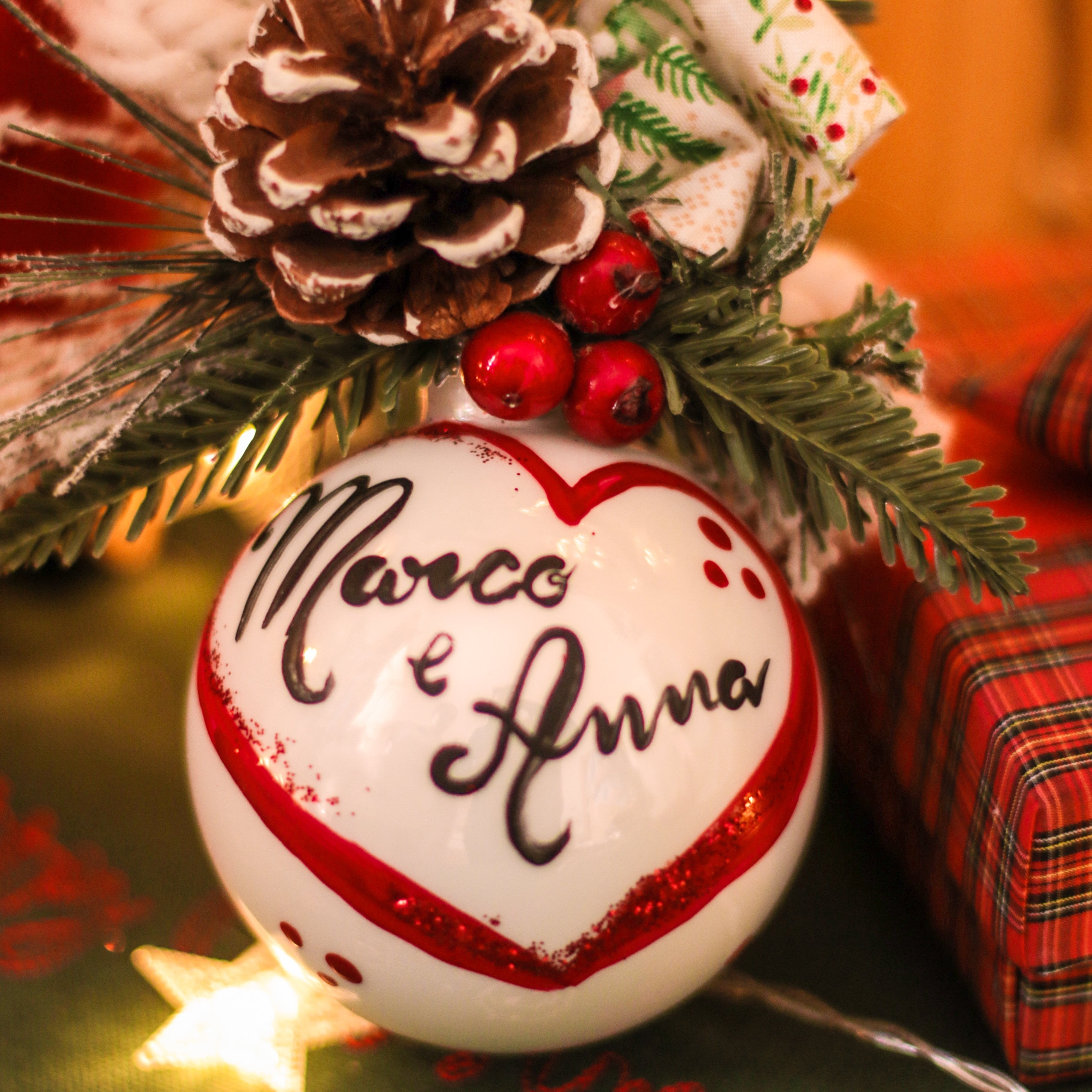 Sfera di Natale in Vetro con due Nomi Personalizzata in Cornice Cuore Dipinta A Mano