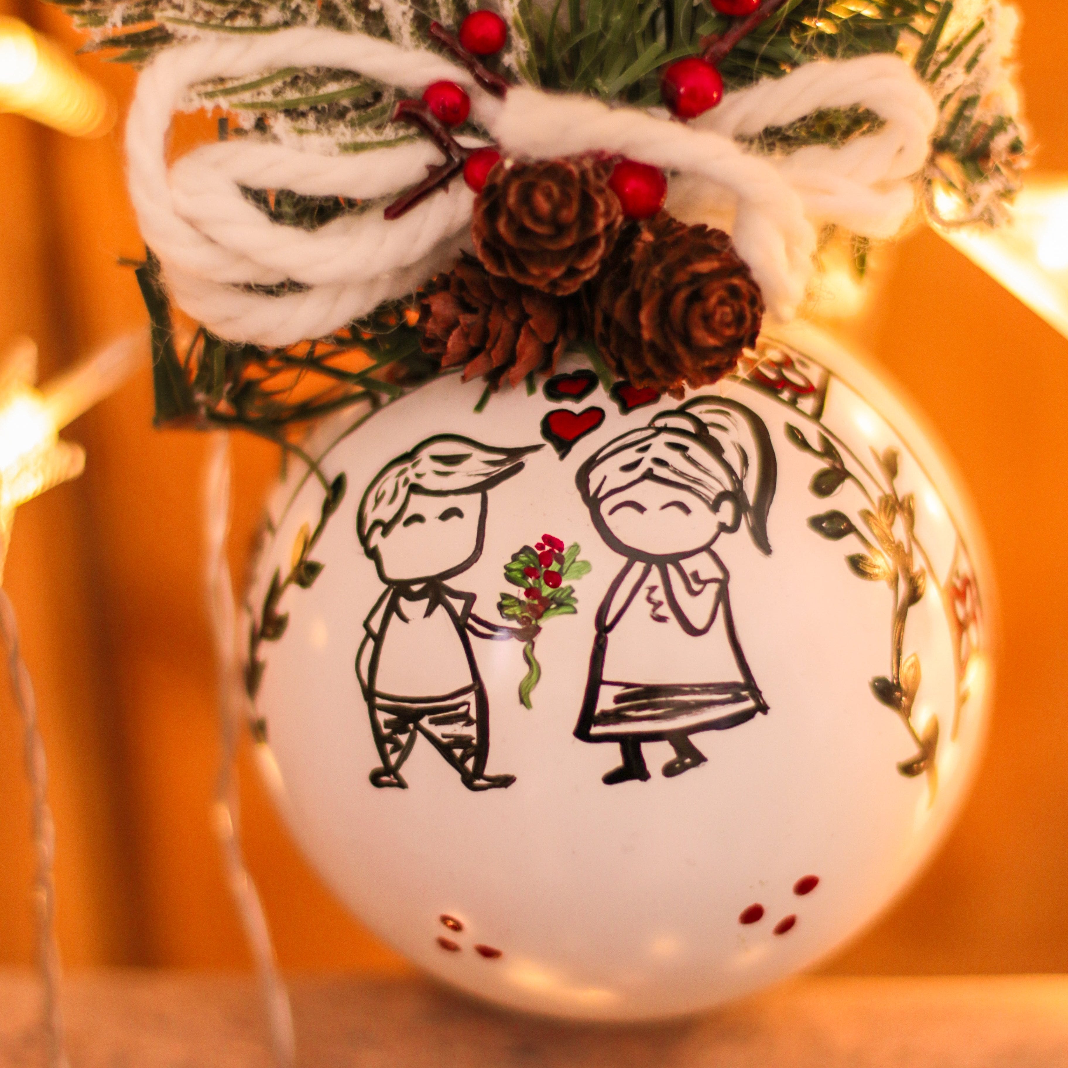 Sfera di Natale in Vetro Personalizzata Soggetto Fidanzatini Dipinta a Mano