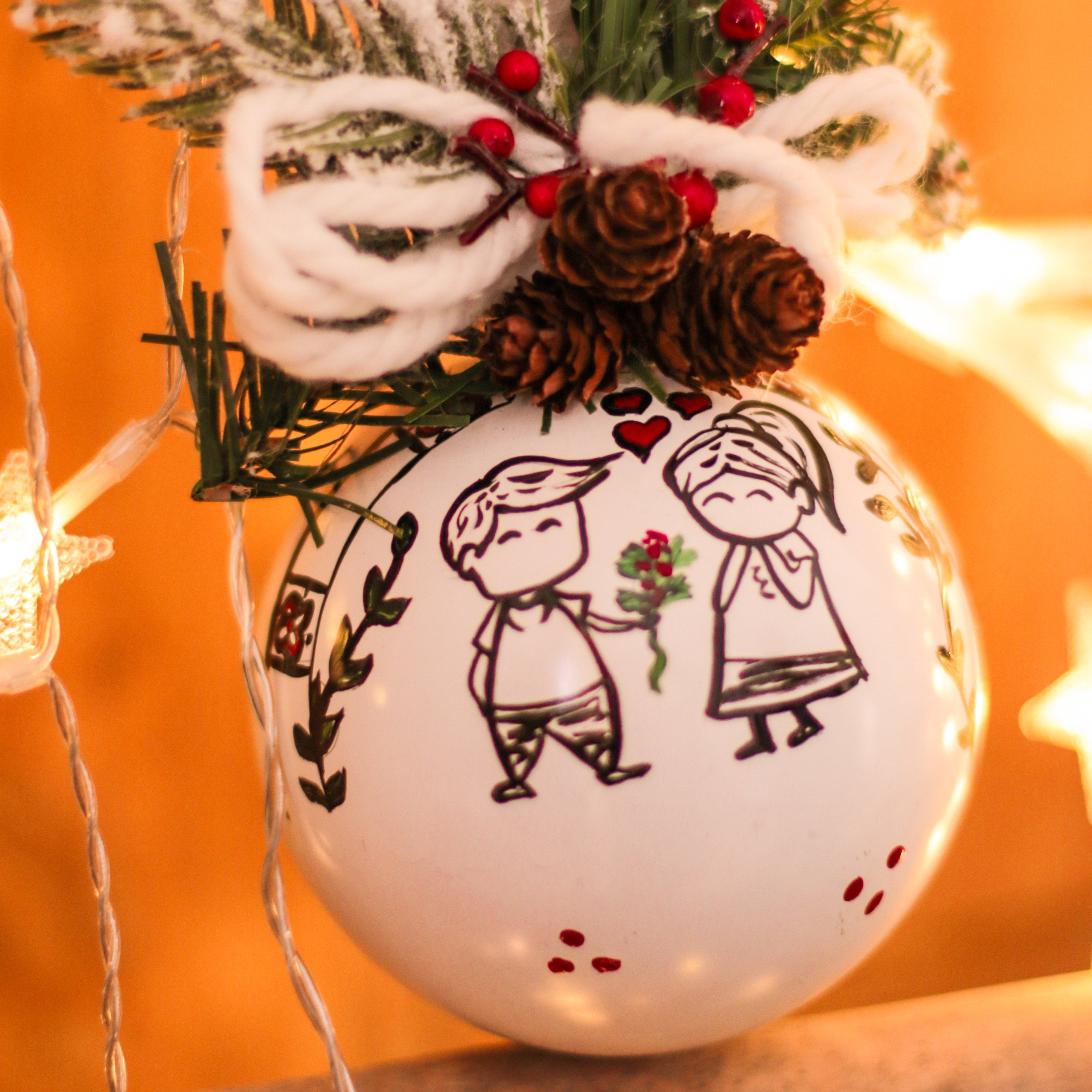 Sfera di Natale in Vetro Personalizzata Soggetto Fidanzatini Dipinta a Mano