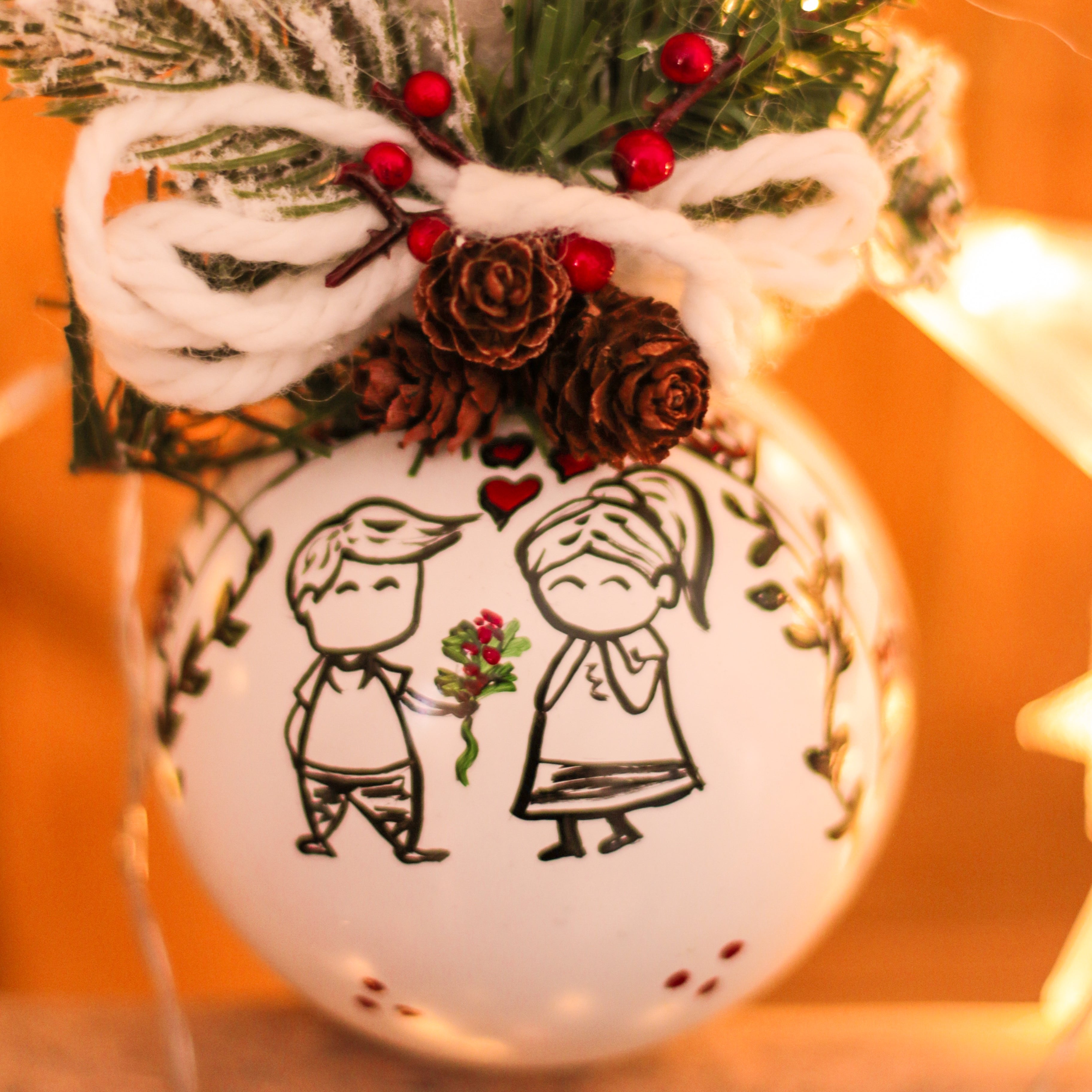 Sfera di Natale in Vetro Personalizzata Soggetto Fidanzatini Dipinta a Mano