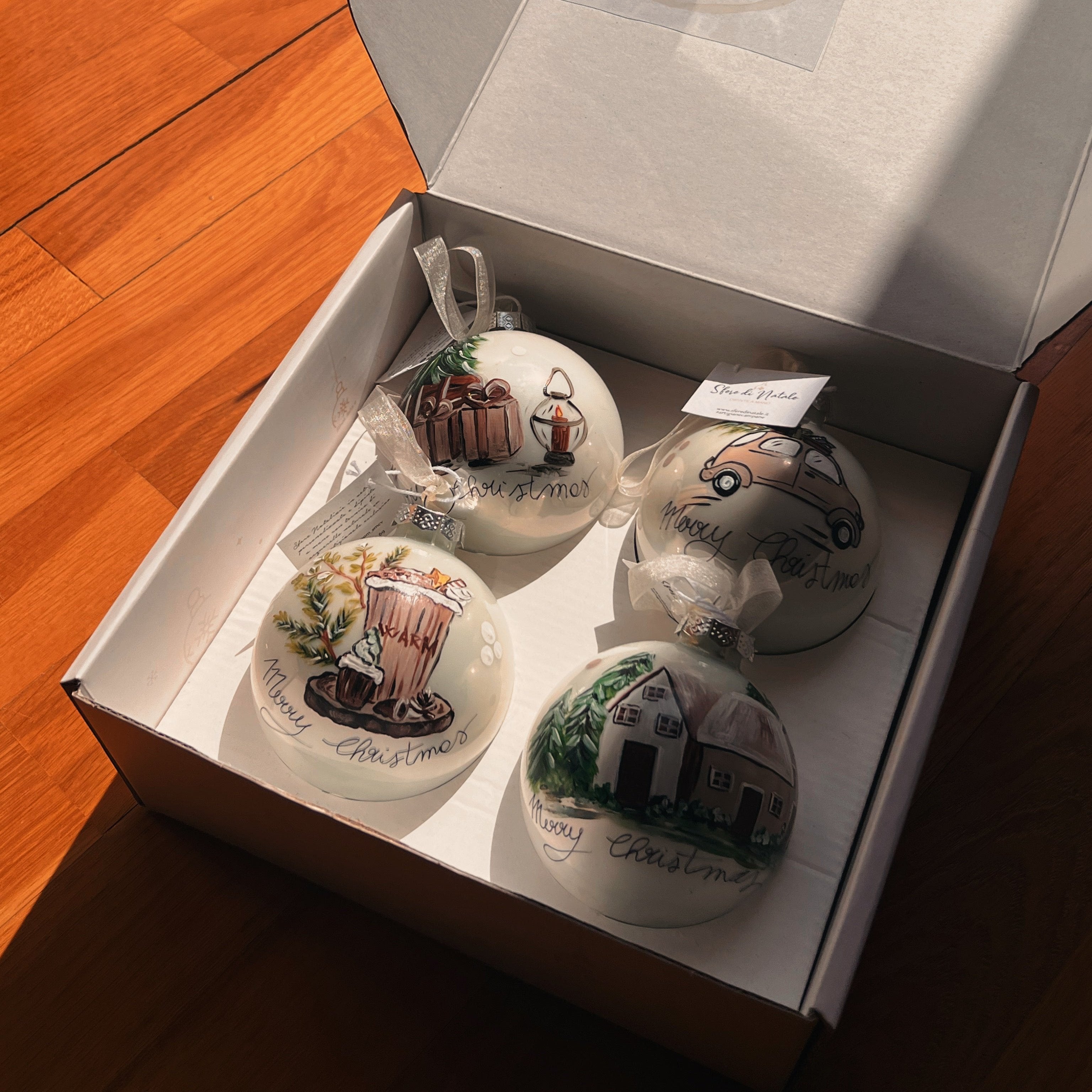 KIT 4 Sfere di Natale in Vetro Personalizzate Scandinavian con Home, Macchinina, Regali, Vaso Dipinta a Mano 8cm Ø