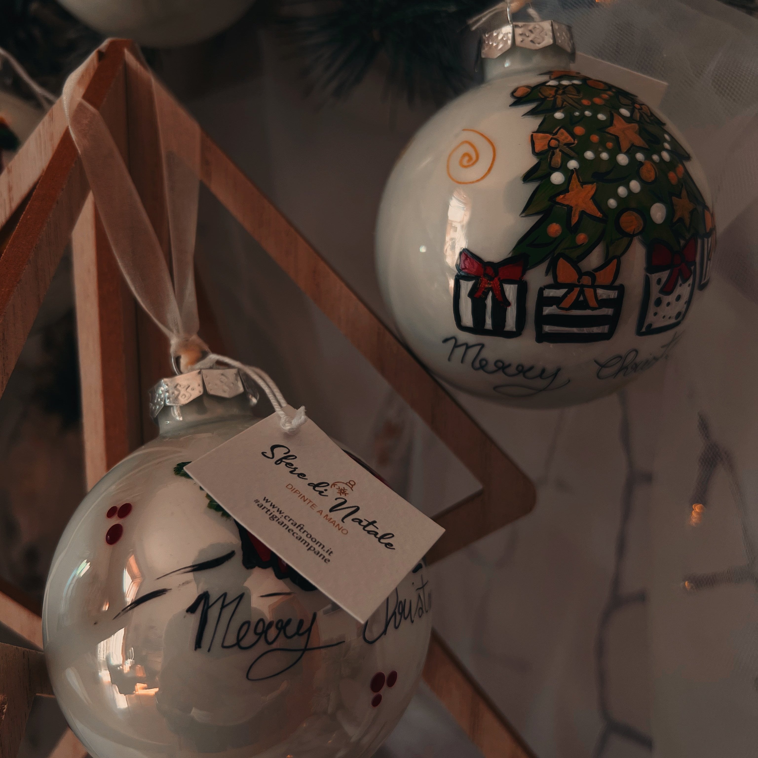 KIT 4 Sfere di Natale in Vetro Personalizzate Soggetti Albero, Porta, Furgoncino, Camino Dipinta a Mano 8cm Ø