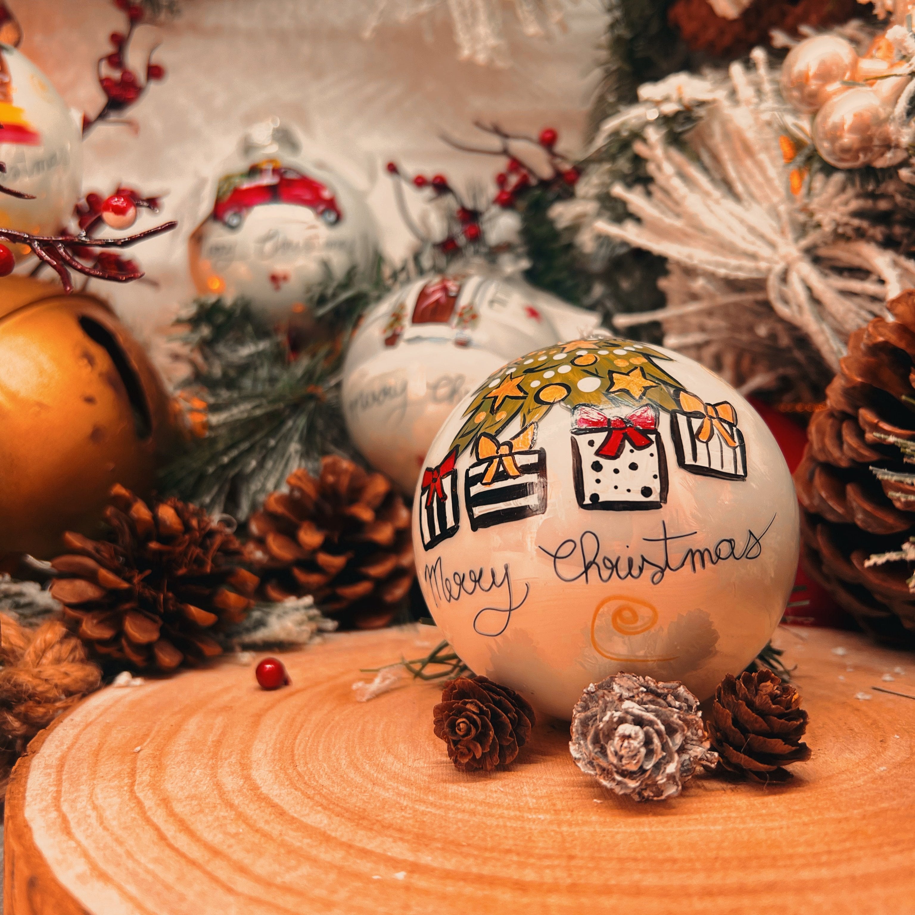 KIT 4 Sfere di Natale in Vetro Personalizzate Soggetti Albero, Porta, Furgoncino, Camino Dipinta a Mano 8cm Ø