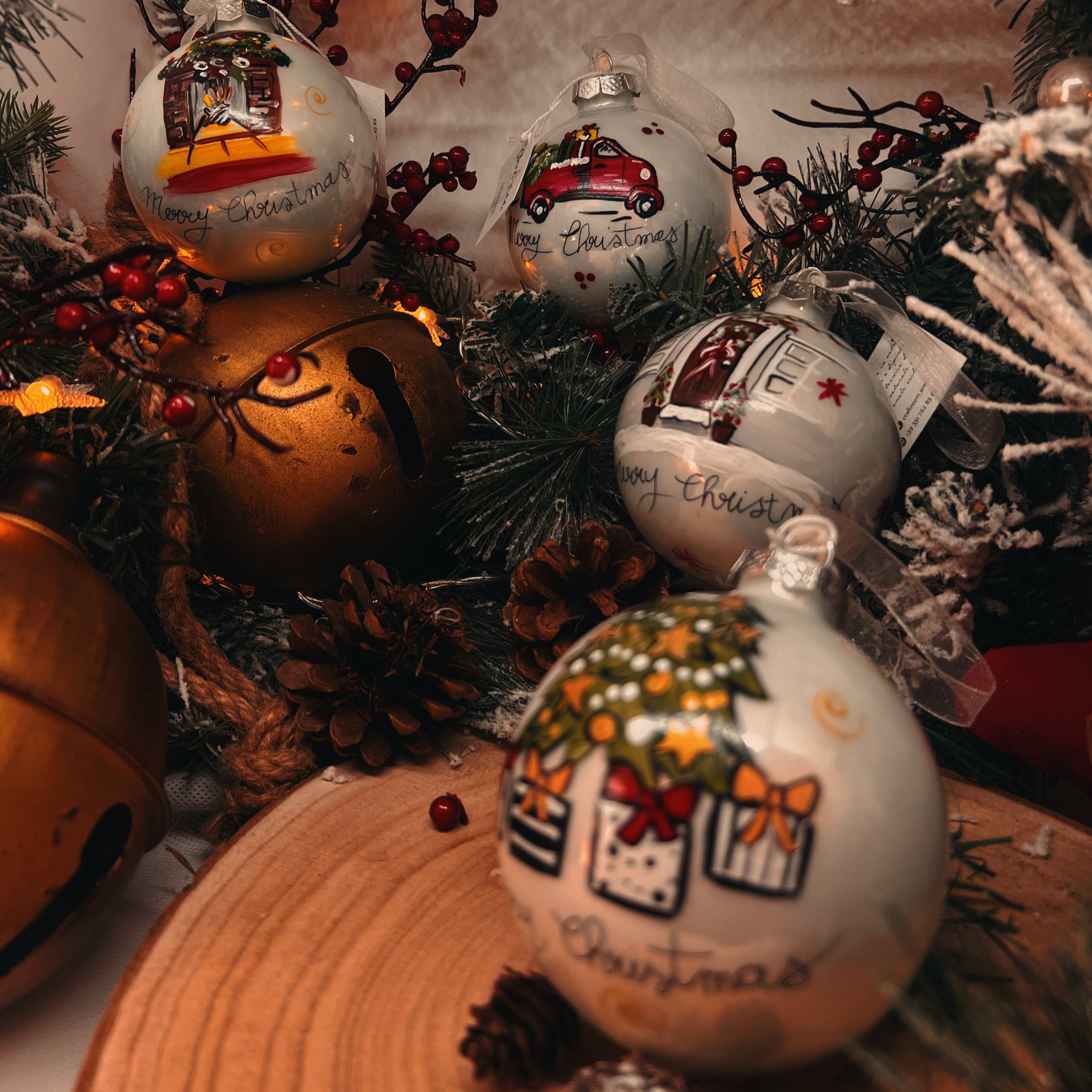 KIT 4 Sfere di Natale in Vetro Personalizzate Soggetti Albero, Porta, Furgoncino, Camino Dipinta a Mano 8cm Ø