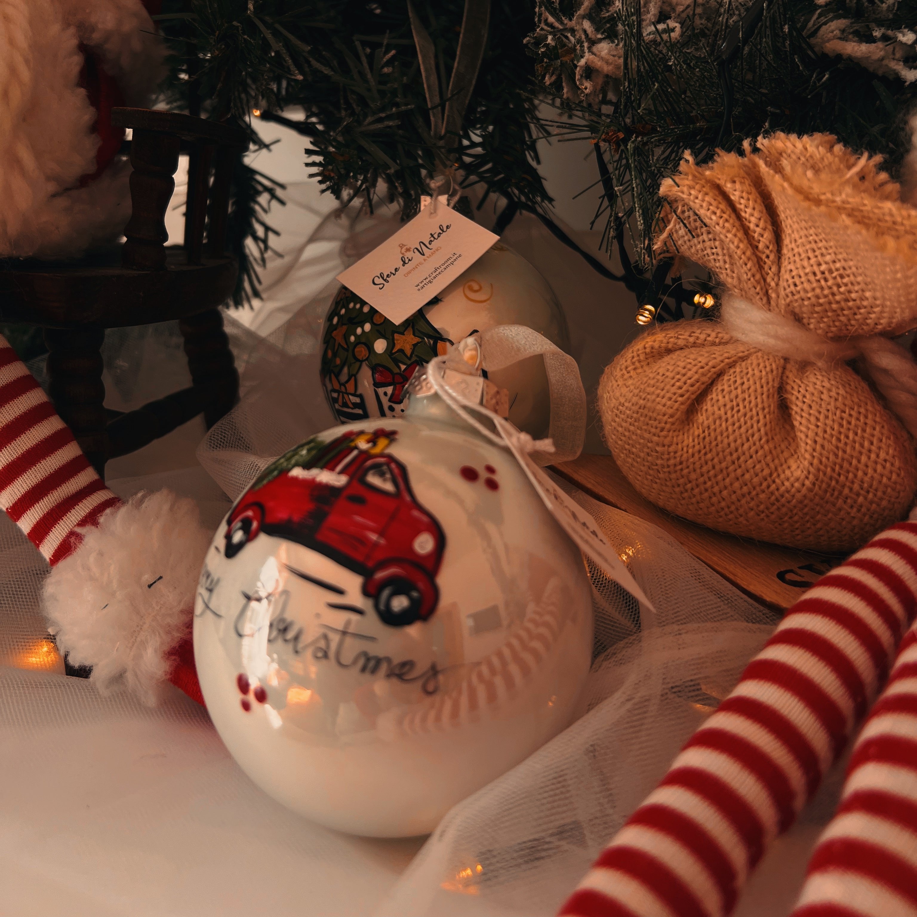 KIT 4 Sfere di Natale in Vetro Personalizzate Soggetti Albero, Porta, Furgoncino, Camino Dipinta a Mano 8cm Ø