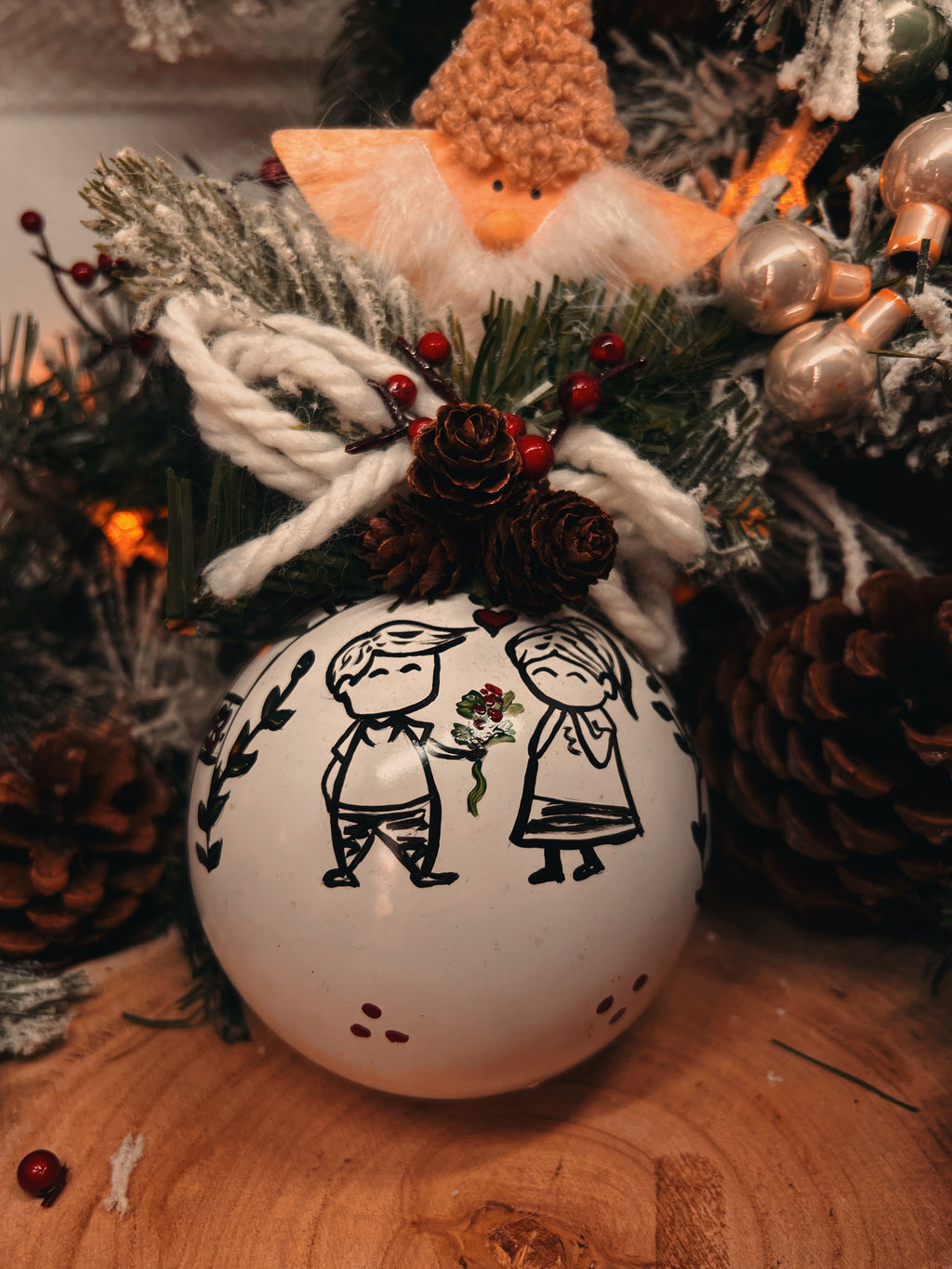 Sfera di Natale in Vetro Personalizzata Soggetto Fidanzatini Dipinta a Mano