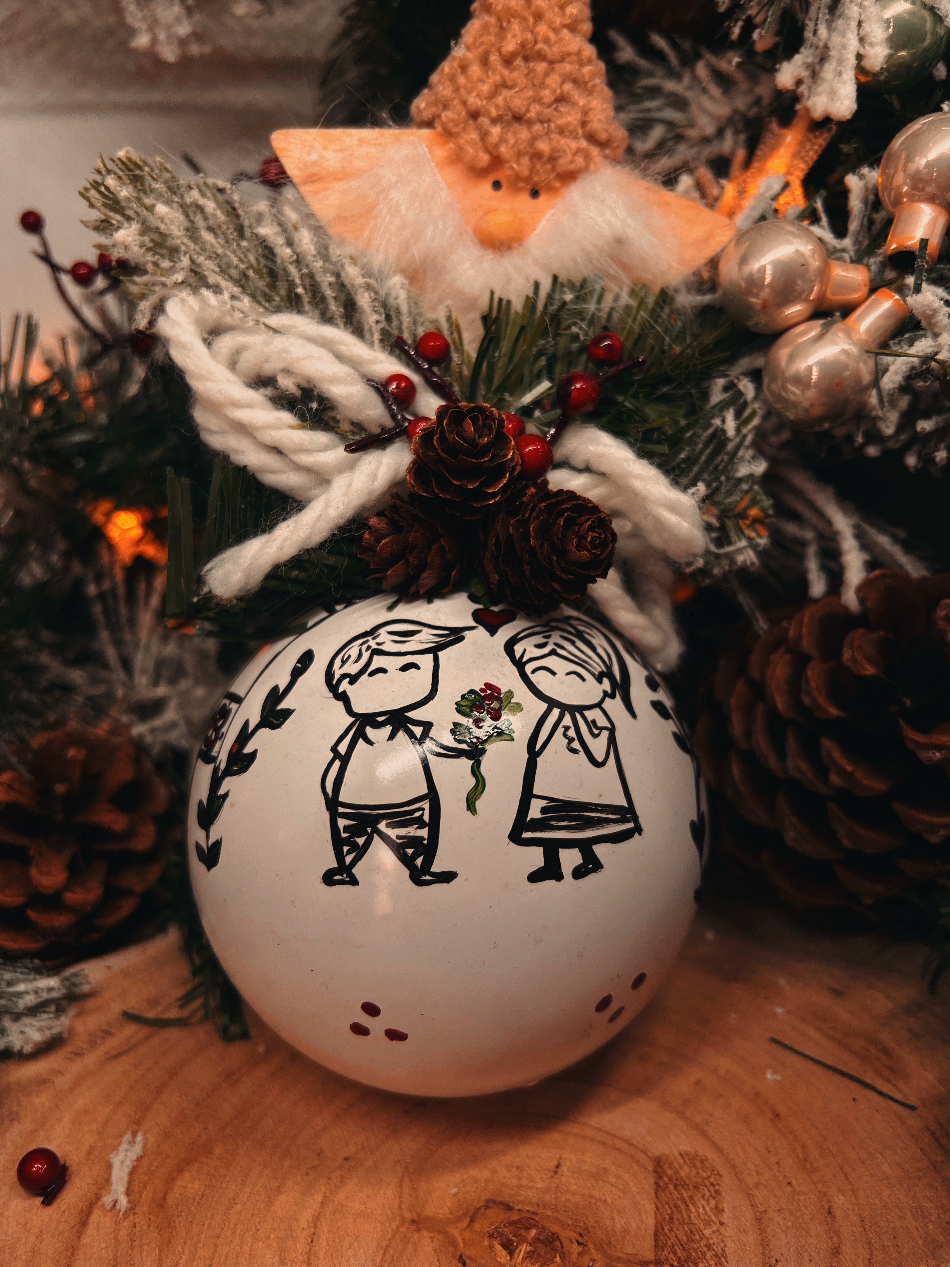 Sfera di Natale in Vetro Personalizzata Soggetto Fidanzatini Dipinta a Mano
