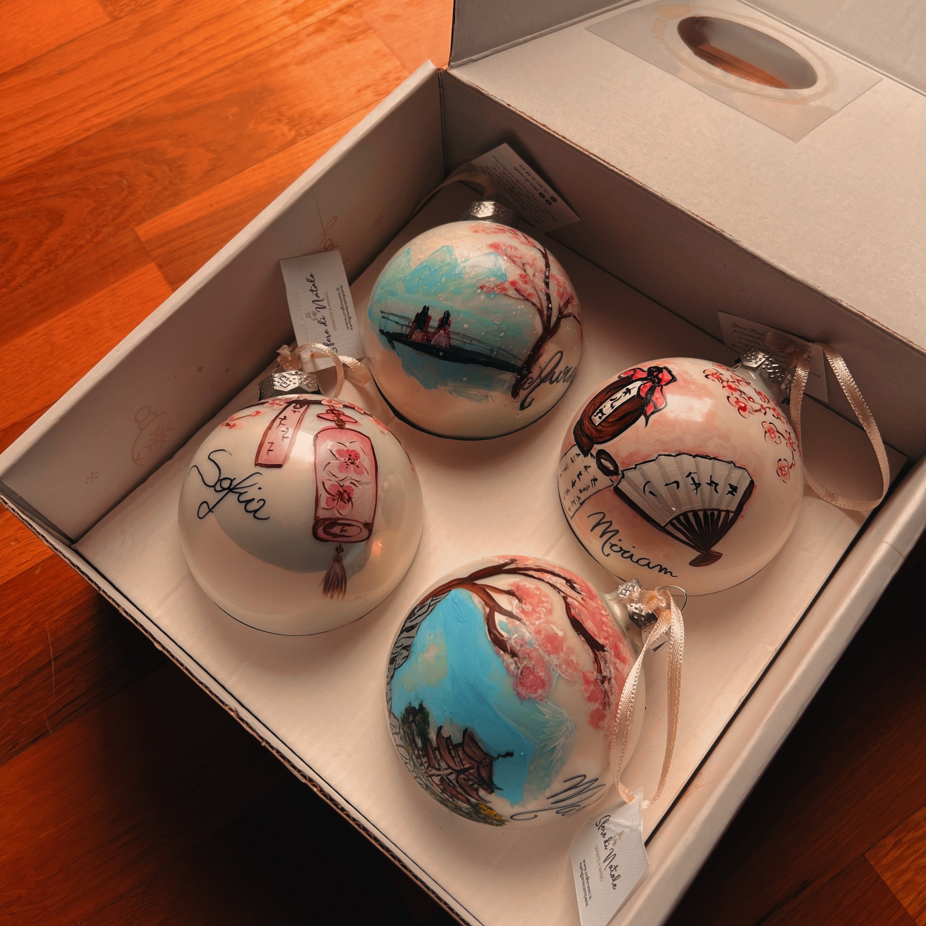 Sfera di Natale in Vetro Sakura Fiori di Ciliegio Dipinta A Mano