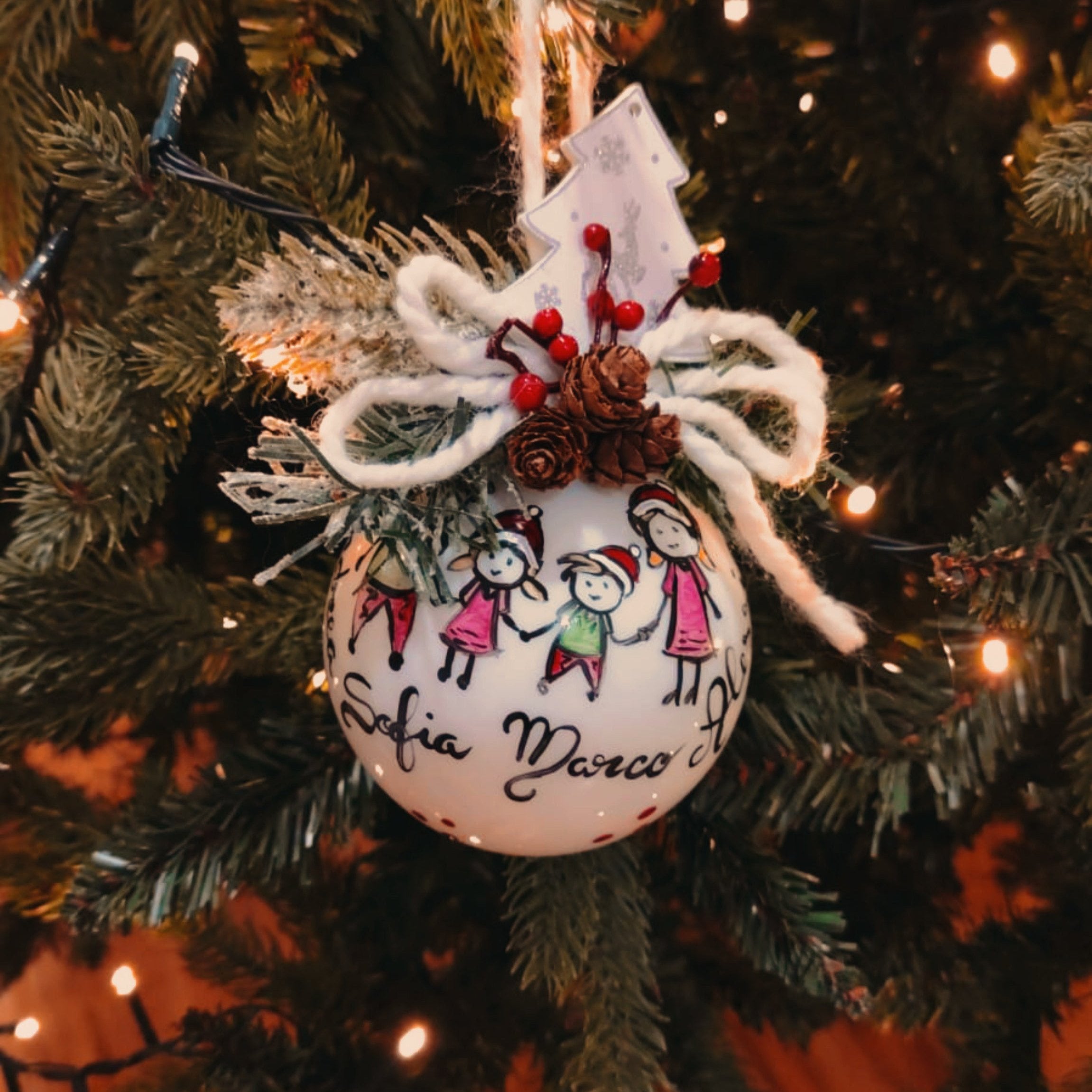 Sfera di Natale in Vetro Personalizzata Soggetto Famiglia Cartoon Dipinta a Mano