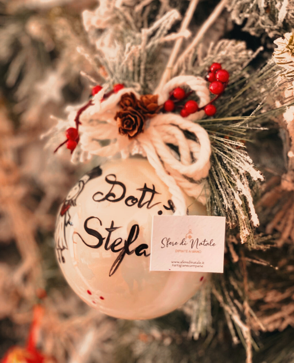 Sfera di Natale in Vetro Personalizzata Soggetto Dottoressa Dipinta a Mano