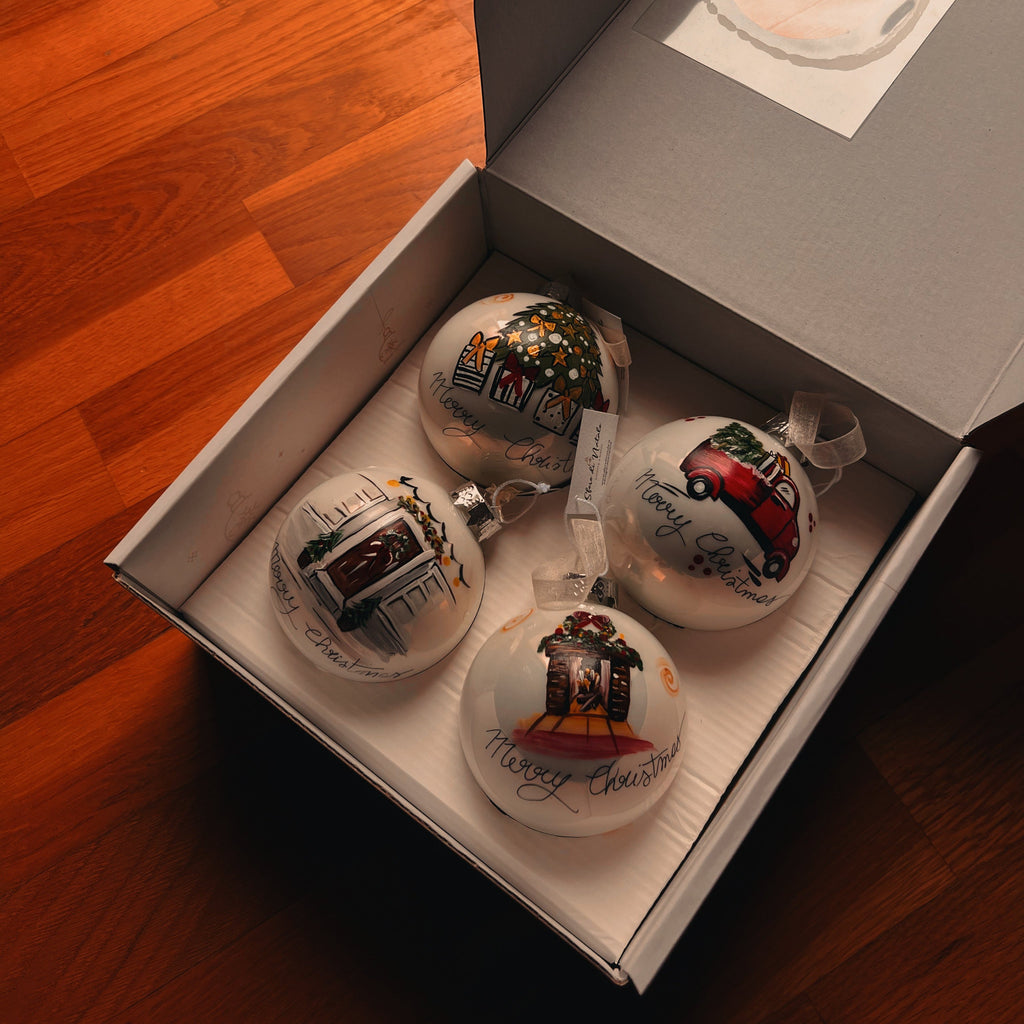 KIT 4 Sfere di Natale in Vetro Personalizzate Soggetti Albero, Porta, Furgoncino, Camino Dipinta a Mano 8cm Ø