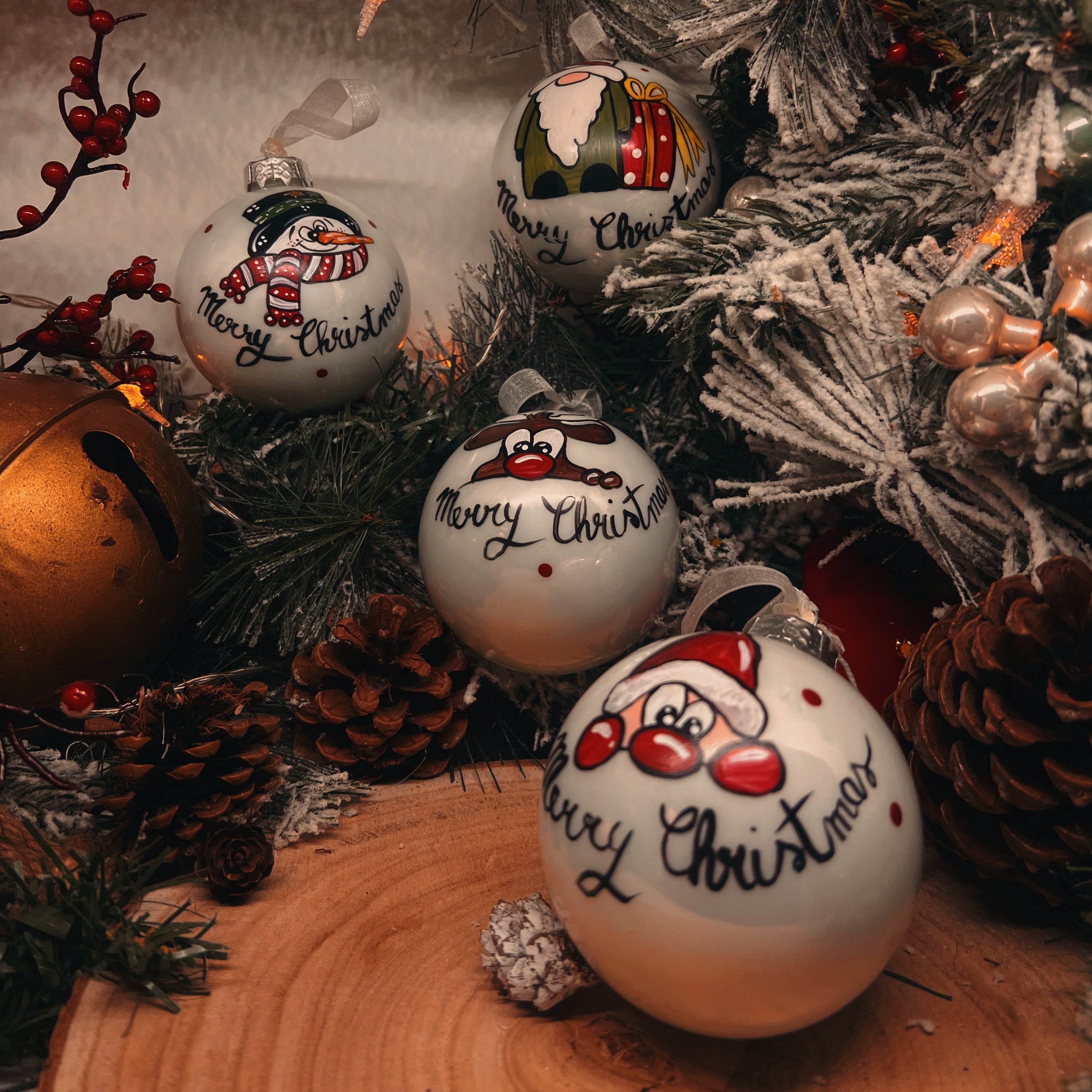 KIT 4 Sfere di Natale in Vetro Personalizzate Soggetti Babbo Natale, Gnomo, Alce, Pupazzo di Neve Dipinta A Mano 8cm Ø