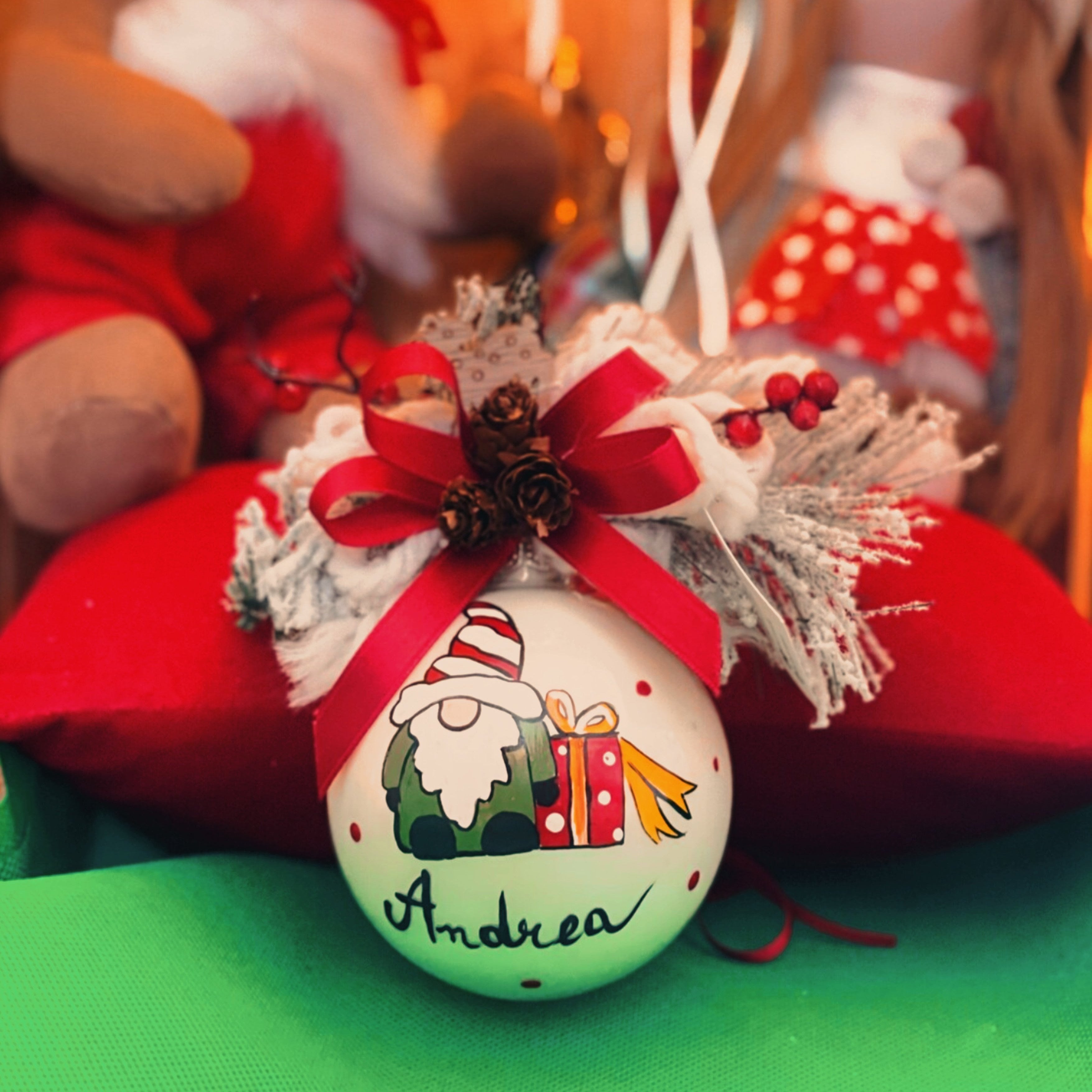 KIT 4 Sfere di Natale in Vetro Personalizzate Soggetti Babbo Natale, Gnomo, Alce, Pupazzo di Neve Dipinta A Mano 8cm Ø