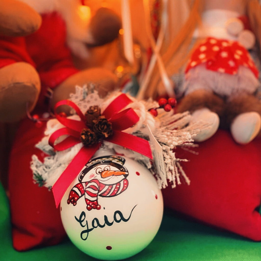 KIT 4 Sfere di Natale in Vetro Personalizzate Soggetti Babbo Natale, Gnomo, Alce, Pupazzo di Neve Dipinta A Mano 8cm Ø