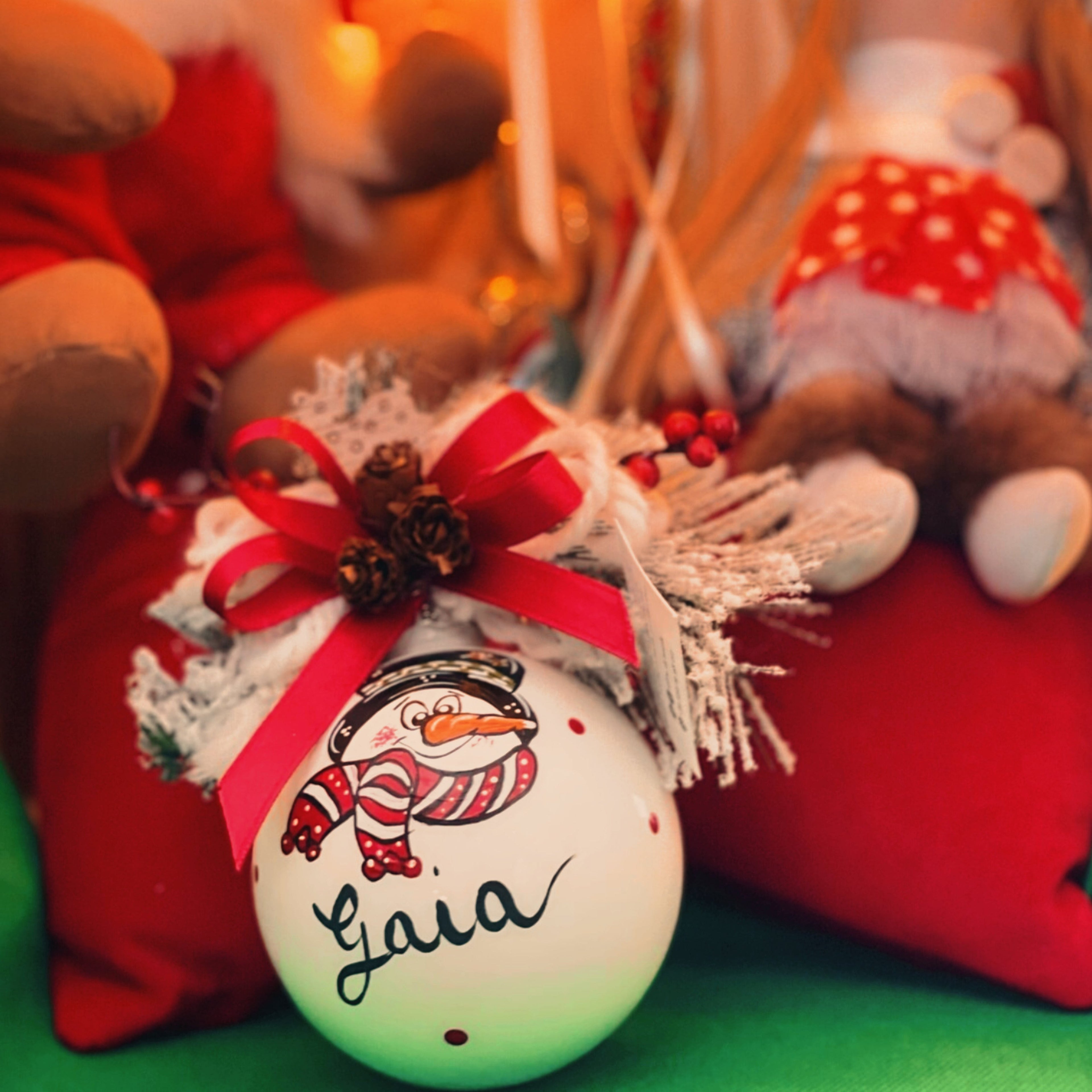 KIT 4 Sfere di Natale in Vetro Personalizzate Soggetti Babbo Natale, Gnomo, Alce, Pupazzo di Neve Dipinta A Mano 8cm Ø