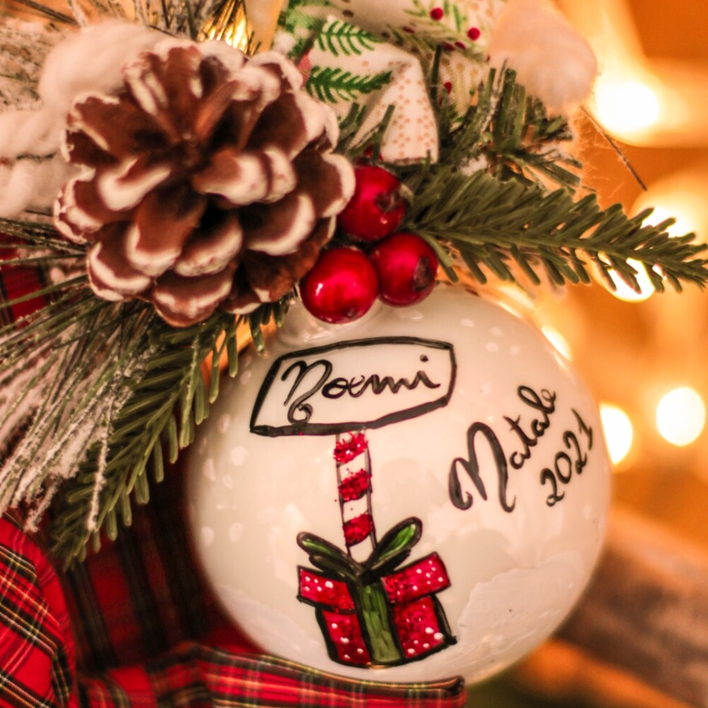 Sfera di Natale in Vetro Personalizzata Pacco Regalo Dipinta a Mano
