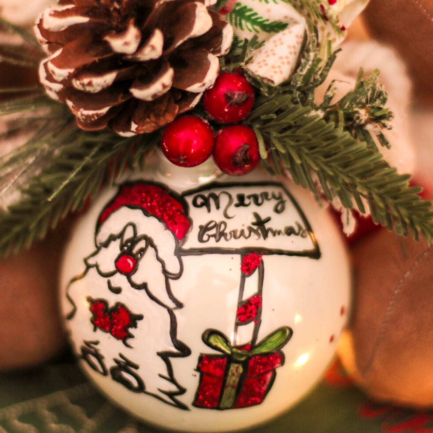 Sfera di Natale in Vetro Personalizzata Soggetto Babbo Natale con Pacchetto Regalo Dipinta a Mano