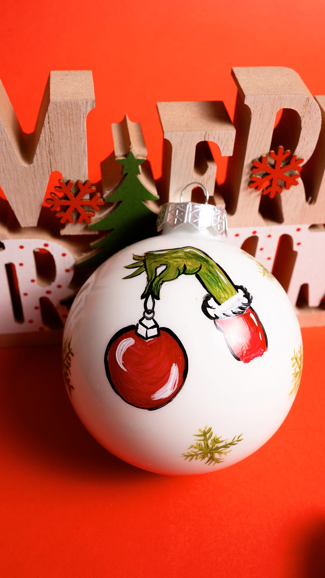 Sfera di Natale in Vetro Personalizzata  Dipinta "MANO GRINCH"
