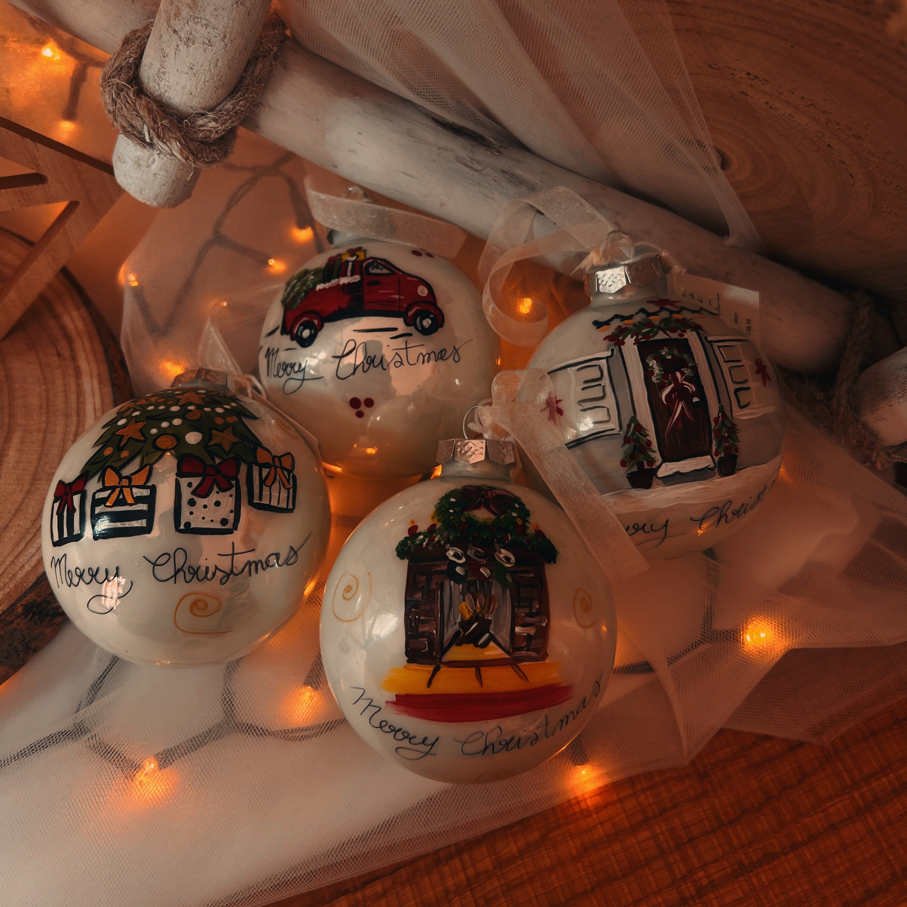 KIT 4 Sfere di Natale in Vetro Personalizzate Soggetti Albero, Porta, Furgoncino, Camino Dipinta a Mano 8cm Ø
